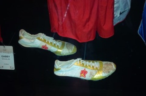 michael-johnsons-gold-shoes